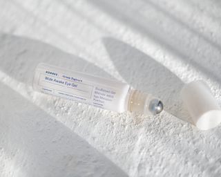A cooling, roll-on eye serum with nourishing Greek yoghurt and a double shot of caffeine for under-eyes for noticeably diminished dark circles and puffiness to bring back the look of rested, hydrated skin. Key Benefits - Reduces dark circles - Depuffs undereye bags. White roller packaging with white cap. 