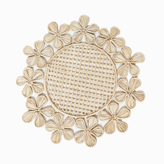 Round iraca placemat with flowers around the perimeter .